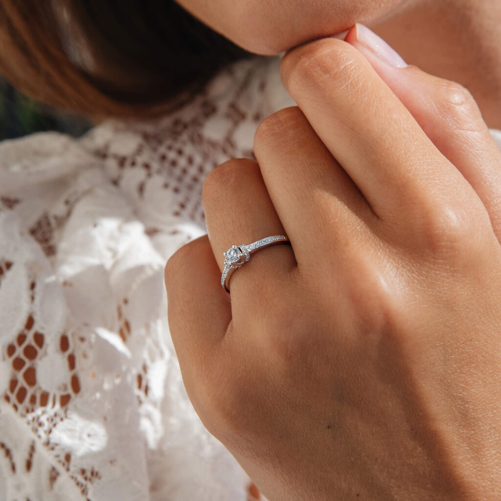 Anillo de compromiso en oro blanco