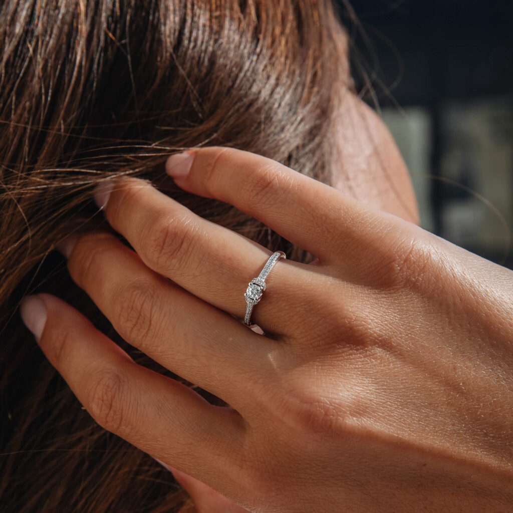 Anillo de compromiso en oro blanco